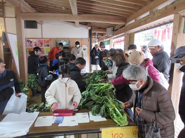多くの人でにぎわう販売実習