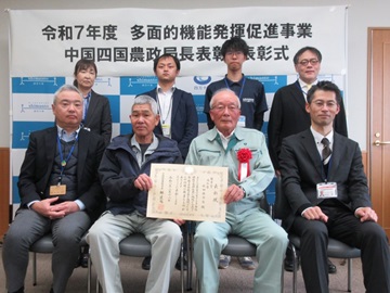 前列右から2番目が佐田保全会代表