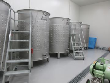 酒蔵内に並ぶタンク