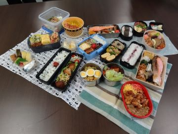 テーブルに並べた弁当