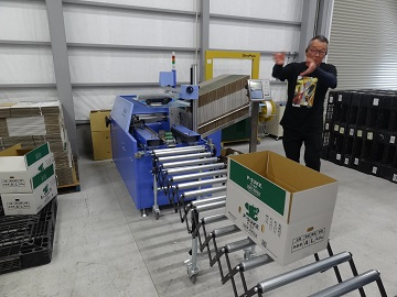 全自動で段ボールを組み立てる製函機