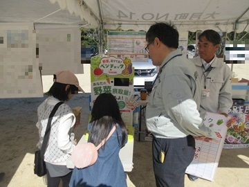 友達と測り合う来場者