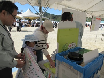 ベジチェックで測定中の来場者