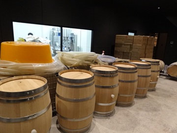 井上ワイナリーのワイン樽