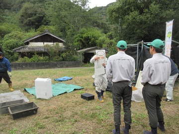 苗木づくりの説明を受ける生徒