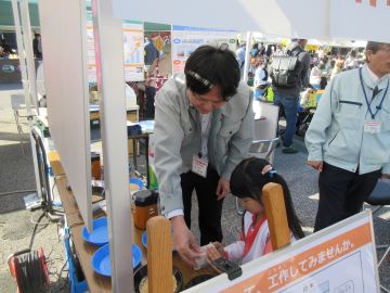 もみすり・精米を体験する児童