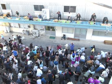 フィナーレの餅投げの様子