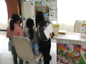 野菜の摂取量を測定する児童たち