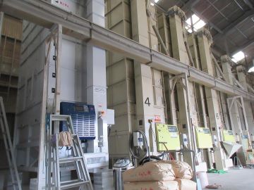倉庫に並ぶ米の乾燥機