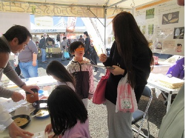 アンケートに答える来場者