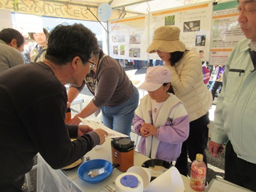 精米体験をする来場者