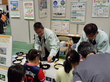 精米体験をする子供たち