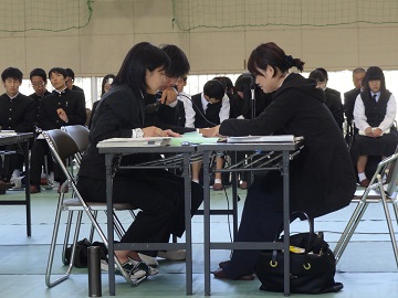 書類審査の様子