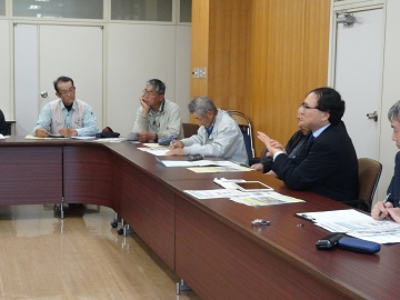 生産者と意見交換する塚元地方参事官