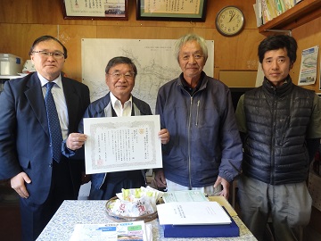選定証を持つ株式会社サンビレッジ四万十、浜田代表取締役と記念撮影