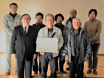 入河内大根のこそう会の皆さんと記念撮影
