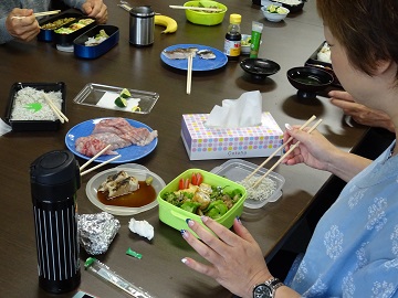 職員が調理したおかず
