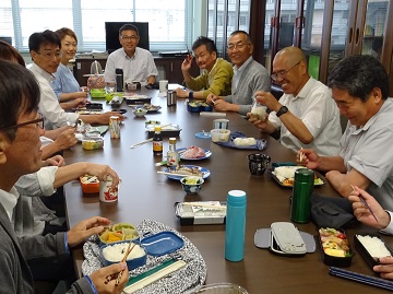 各自持参の弁当で楽しい昼食