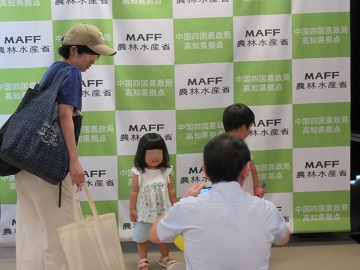 フォトスポットで写真撮影をする参加者