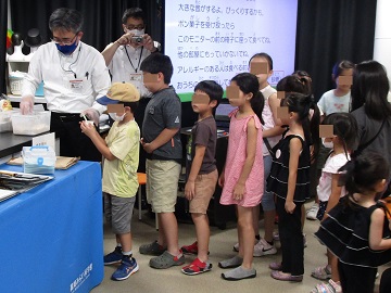 ポン菓子に並ぶ参加者