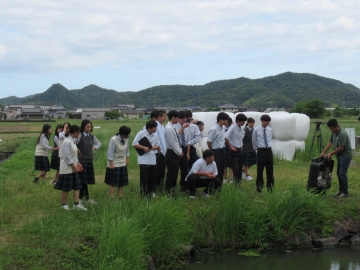 実演を見守る生徒たち