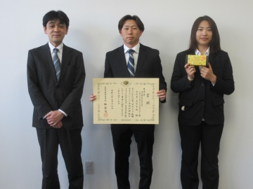 猪上次長(左)とIPUの学生の皆さん