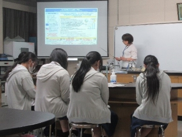 説明する職員