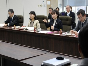 意見交換で発言する西審議官