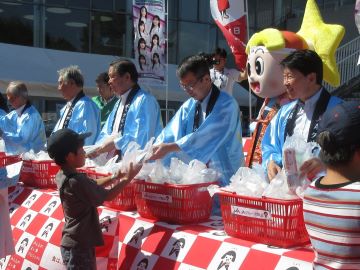 お米を配って消費拡大をPR