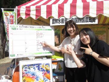 野菜摂取量を測定して喜ぶ来場者