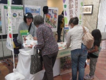 資料を手にとる来場者