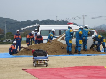 土砂に埋まった車両から救助する様子