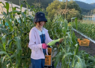 トウモロコシ畑でのISAKOさん