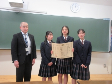 青木推進官(左)と岡山操山高校の皆さん