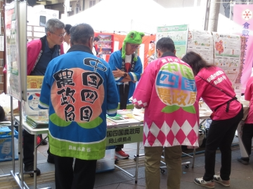 情報交換を行う職員