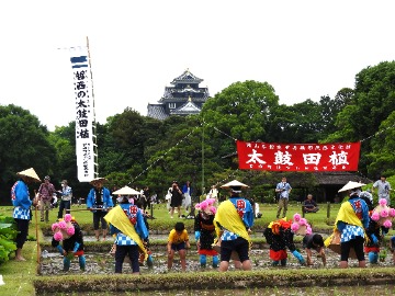 早乙女達と一般参加者の田植え