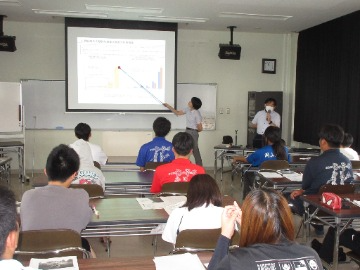 説明に聞き入る学生の皆さん