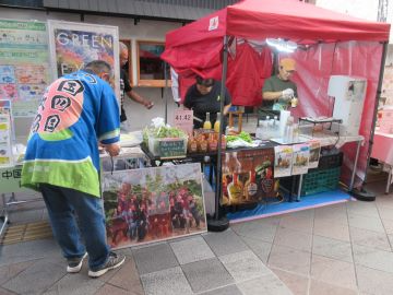 施策PRの準備をする職員