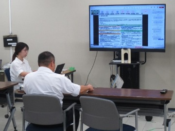 事業説明する職員