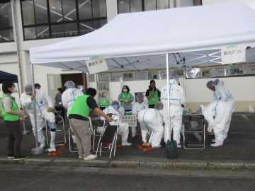 着脱訓練を行う参加者