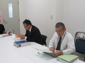 説明を行う県拠点職員