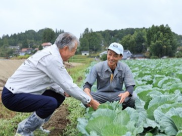 農家と談笑する様子