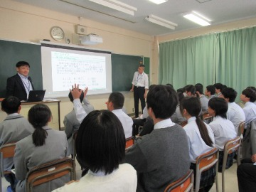 クイズに参加する生徒たち