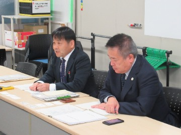 説明を行う職員