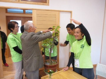 新庄村サルナシ栽培研究会会長(右端)