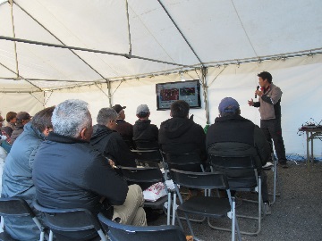 熱心に説明に耳を傾ける農業者