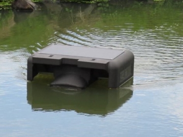 水面を疾走するアイガモロボット