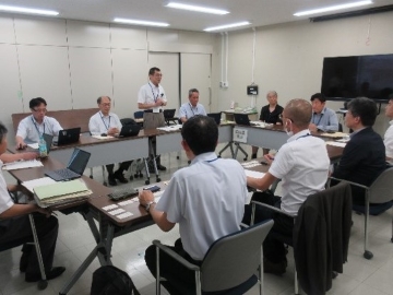 挨拶をする柚木参事官