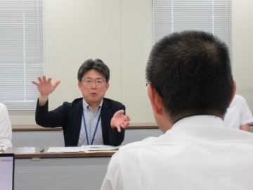 取組事例を説明される早川支店長
