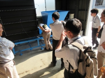 バイオ炭製造機を見学
